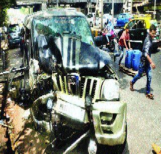 11 injured in road accident | उड्डाणपुलावरील अपघातात ११ जखमी