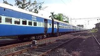 Nagpur-Kolhapur Express will be closed for four hours | नागपूर- कोल्हापूर एक्स्प्रेस चार तास खोळंबली