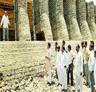 Pithawadi dam pillars break | पिठेवाडी बंधाऱ्याच्या खांबांना भगदाडे