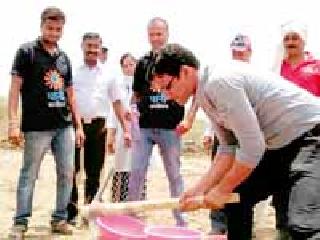 District Collector made Shramdan at Mirzapur | जिल्हाधिकाऱ्यांनी केले मिर्झापूर येथे श्रमदान