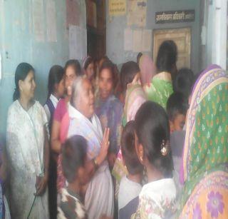 Due to water issue: Women's confusion in bust of Gram Sabha | पाणी प्रश्नावरुन कु:हाड ग्रामसभेत महिलांचा गोंधळ