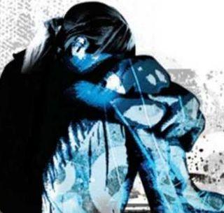 Police used rape to remove the victim | पोलिसांनी बलात्कार पीडितेला काढायला लावले कपडे