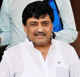 The 56-inch-chested government is silent now - Ashok Chavan | 56 इंचाची छाती असणारे सरकार आता गप्प का ?- अशोक चव्हाण