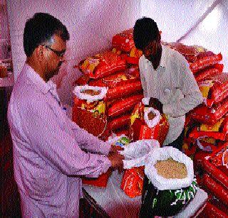 The farmers lose their food after an hour | तासाभरातच धान्य संपल्याने शेतकरी हरखले