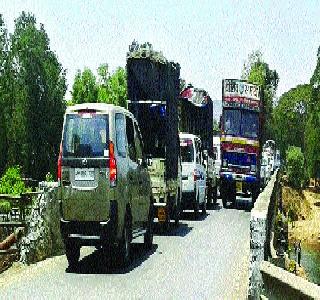 Traffic problem on the highway | महामार्गावर वाहतूककोंडीची समस्या