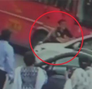 VIDEO: The car inserted on the body of a policeman | VIDEO : पोलिसानं तरुणाच्या अंगावर घातली कार