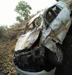 An accident on the Washim-Saleabazar road accident | वाशिम-शेलूबाजार मार्गावर ‘ईनोव्हा’ला अपघात!