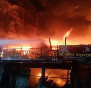 Fire brigade in Pune, two deaths in fire; | पुण्यातील शुक्रवार पेठेत 2 वाड्यांमध्ये अग्नितांडव, एकाचा मृत्यू