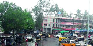 Vaibhavwadi, Sawantwadi overwhelmed with windy rains | वैभववाडी, सावंतवाडीला वादळी पावसाने झोडपले