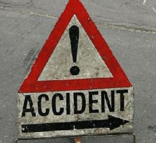 One killed and five injured in a pipe turn | पीकअप पलटल्याने एक ठार तर 5 जण जखमी One killed and five injured in a pipe turn | पीकअप पलटल्याने एक ठार तर 5 जण जखमी