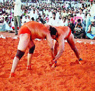 Gargajale wrestling akhada! | यात्रांमध्ये गजबजले कुस्त्यांचे आखाडे!