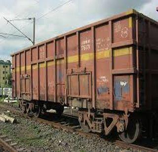 Two coaches of the goods train collided with the alert | सावद्याजवळ मालगाडीचे दोन डबे रुळावरुन घसरले