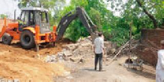 Bulldozer on the encroachers in Desaiiganj city | देसाईगंज शहरातील अतिक्रमणावर चालला बुलडोजर