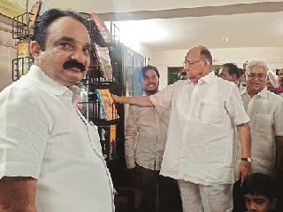 First reader in the form of Sharad Pawar's book | पुस्तकांच्या गावाला शरद पवारांच्या रुपात पहिले वाचक