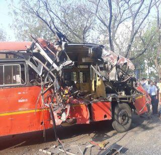 The bus catches fire in Jalgaon | जळगावात ट्रकची बसला जोरदार धडक