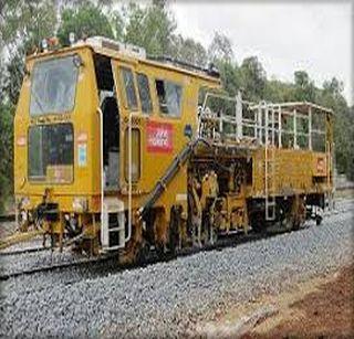 During the Bodwad-Malkapur track, the train machine collapsed on the railway track | बोदवड- मलकापूर दरम्यान ट्रॅक मशीन रेल्वे रुळावरुन घसरली