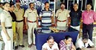 Three men arrested for selling fake gold ornaments | बनावट सोन्याचे दागिने विकताना तिघांना अटक