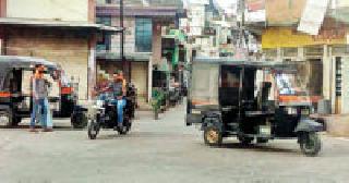 Road closure caused by vertical vehicles on the road | रस्त्यावरील उभ्या वाहनांमुळे होतेय वाहतुकीची कोंडी