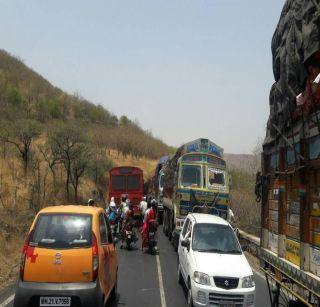 33 ST buses in Jalgaon district were stuck due to the accident in Ajantha Ghat | अजिंठा घाटात अपघातामुळे जळगाव जिल्ह्यातील 33 एसटी बसेस् अडकल्या