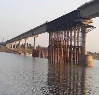 Connecting to Gujarat: The work of this bridge has been stalled | गुजरातला जोडणा:या पुलाचे काम रखडले