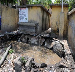 Striking .. The slab of the public toilets collapsed and the four fell | धक्कादायक.. सार्वजनिक शौचालयाचा स्लॅब खचून चौघे कोसळले टाकीत