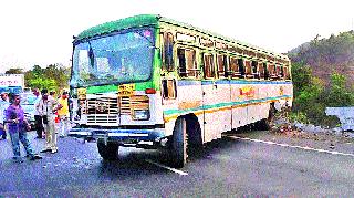 The bus was saved from collapsing | बस दरीत कोसळण्यापासून वाचली The bus was saved from collapsing | बस दरीत कोसळण्यापासून वाचली