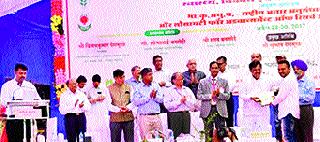 Ideal Pomegranate Product Award for Young Farmer | युवा शेतकऱ्याला आदर्श डाळिंब उत्पादक पुरस्कार Ideal Pomegranate Product Award for Young Farmer | युवा शेतकऱ्याला आदर्श डाळिंब उत्पादक पुरस्कार