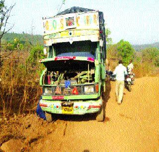 The smuggled smuggled tempo of tempo | टेम्पोच्या बिघाडाने तस्करीचा भंडाफोड The smuggled smuggled tempo of tempo | टेम्पोच्या बिघाडाने तस्करीचा भंडाफोड