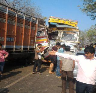 A traffic accident due to an accident in Ajantha Ghat in Aurangabad | औरंगाबादमधील अजिंठा घाटात अपघातामुळे वाहतूक कोंडी