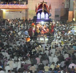 After 12 hours of Saint Sakharam Maharaj's chariot arrival in the Wadi Institute | संत सखाराम महाराज रथाचे 12 तासानंतर वाडी संस्थानात आगमन