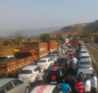 Transport on the Mumbai-Pune expressway route is delayed after two and a half hours | मुंबई-पुणे द्रुतगती मार्गावरील वाहतूक अडीच तासानंतर सुरळीत Transport on the Mumbai-Pune expressway route is delayed after two and a half hours | मुंबई-पुणे द्रुतगती मार्गावरील वाहतूक अडीच तासानंतर सुरळीत
