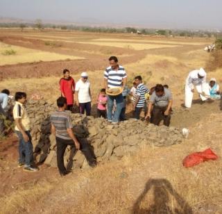 Limca Booken takes 2,475 people from the fight against drought | लिम्का बुकनं दुष्काळाविरोधातल्या लढ्यातील २,४७५ जणांची घेतली दखल Limca Booken takes 2,475 people from the fight against drought | लिम्का बुकनं दुष्काळाविरोधातल्या लढ्यातील २,४७५ जणांची घेतली दखल