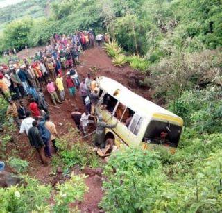 School Bus Toward; 32 students, including three others | स्कूल बस उलटली; ३२ विद्यार्थ्यांंसह तीन अन्य ठार