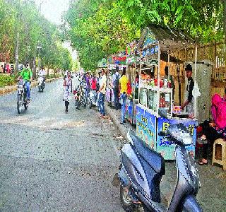 The encroachment on the pedestrians is frustrating | पदपथावरील अतिक्रमण ठरतेय डोकेदुखी