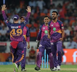 The last maiden over, victory over Pune | अखेरचे निर्धाव षटक, पुण्याचा विजय