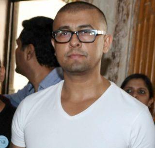 Government action should be taken against fatwas: Sonu Nigam | फतवा काढणा-यांवर सरकारने कारवाई करावी : सोनू निगम