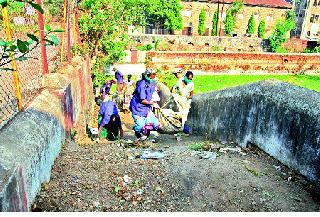 Cleanliness by women in garbage dump ... | रोजगार बुडवून कचरा वेचक महिलांकडून स्वच्छता...