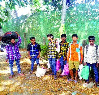 Students need to be educated for child labor | शिक्षणासाठी विद्यार्थ्यांना व्हावे लागते आहे बालमजूर Students need to be educated for child labor | शिक्षणासाठी विद्यार्थ्यांना व्हावे लागते आहे बालमजूर
