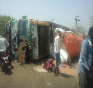 Truck carrying trucks overturned; Four hours traffic jam! | तूर घेऊन जाणारा ट्रक उलटला; चार तास वाहतूक ठप्प!