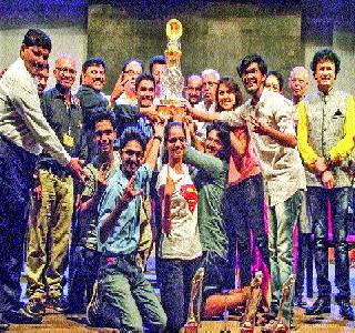Dada Kondke Smriti Trophy for 'Neki' | ‘नेकी’ला दादा कोंडके स्मृती करंडक Dada Kondke Smriti Trophy for 'Neki' | ‘नेकी’ला दादा कोंडके स्मृती करंडक