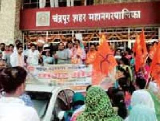 Shivsena's Ghaggar Morcha against water shortage | पाणीटंचाई विरोधात शिवसेनेचा घागर मोर्चा