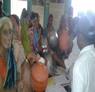 Stormy discussion on water issue in Gram Sabha at Mahindale | महिंदळे येथील ग्रामसभेत पाणी प्रश्नावर वादळी चर्चा