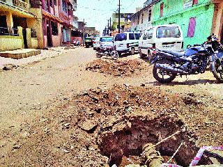 Gutter water in Wadalgaon tanks | वडाळागावात नळांना चक्क गटारीचे पाणी