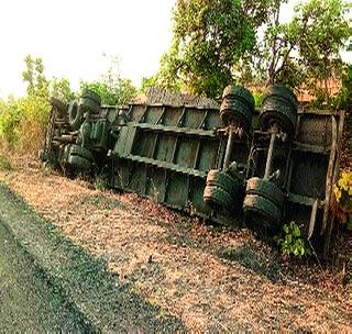 The death of the laborer under the truck | ट्रकखाली दबून मजुराचा मृत्यू