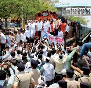 Latukar block for the Mumbai-Latur Express by Rohini Railway | मुंबई-लातूर एक्स्प्रेससाठी लातूरकरांनी रोखली रेल्वे