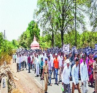 The villagers' front against the airport | विमानतळाविरोधात गावकऱ्यांचा मोर्चा The villagers' front against the airport | विमानतळाविरोधात गावकऱ्यांचा मोर्चा