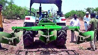 Hydraulic razor made by farmer | शेतकऱ्याने बनविला हायड्रोलिक रेजर