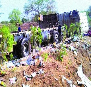 Six killed in two accidents in Dhule district | धुळे जिल्ह्यात दोन अपघातांत सहा ठार