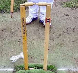 Wonderful! The middle stump was fired, but the bails were hanging the same way | आश्चर्यम ! मिडल स्टंप उडाला पण बेल्स तशाच लटकल्या