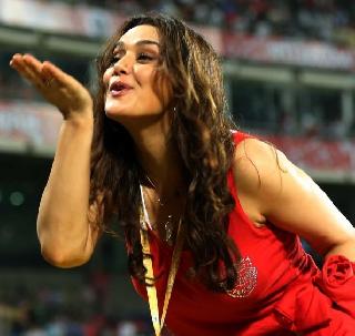 IPL 10 - VIDEO: Preity Zinta's Zangat Dance after Lean is gone | IPL 10 - VIDEO : लीन बाद झाल्यानंतर प्रिती झिंटाचा झिंगाट डान्स